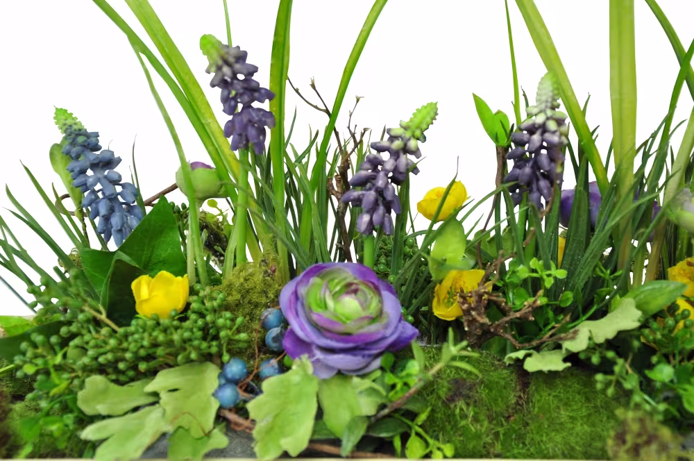 Dekoschale Frühlingsblumen, aus natur lackiertem, massivem Ahornholz - Detailansicht Dekoschale mit Frühlingsgesteck