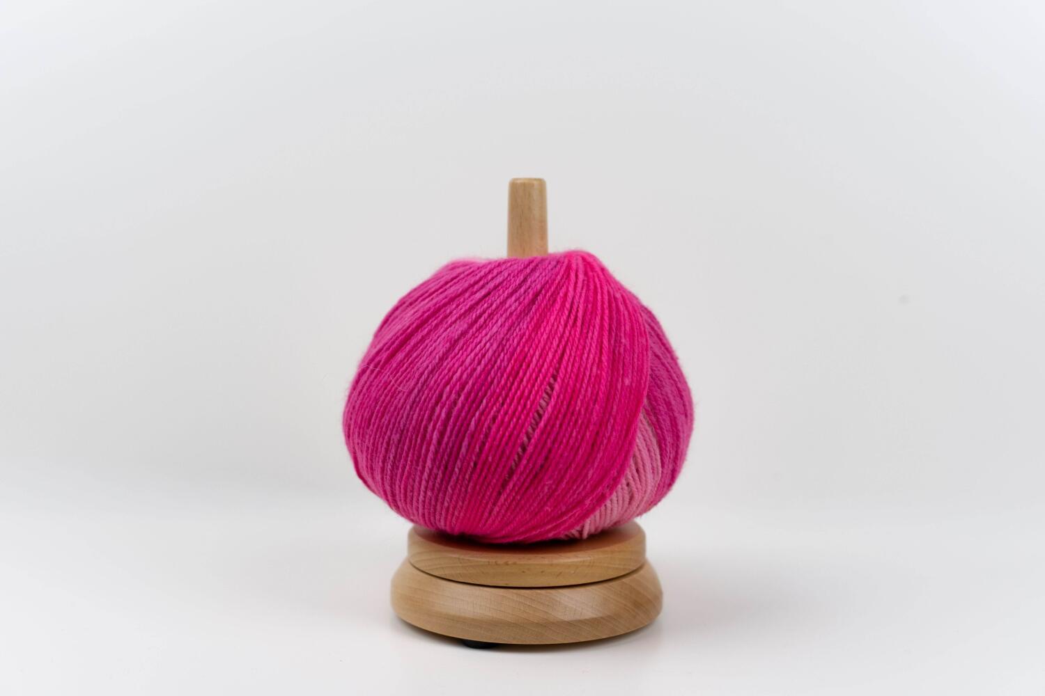 Wollabroller mit Wolle