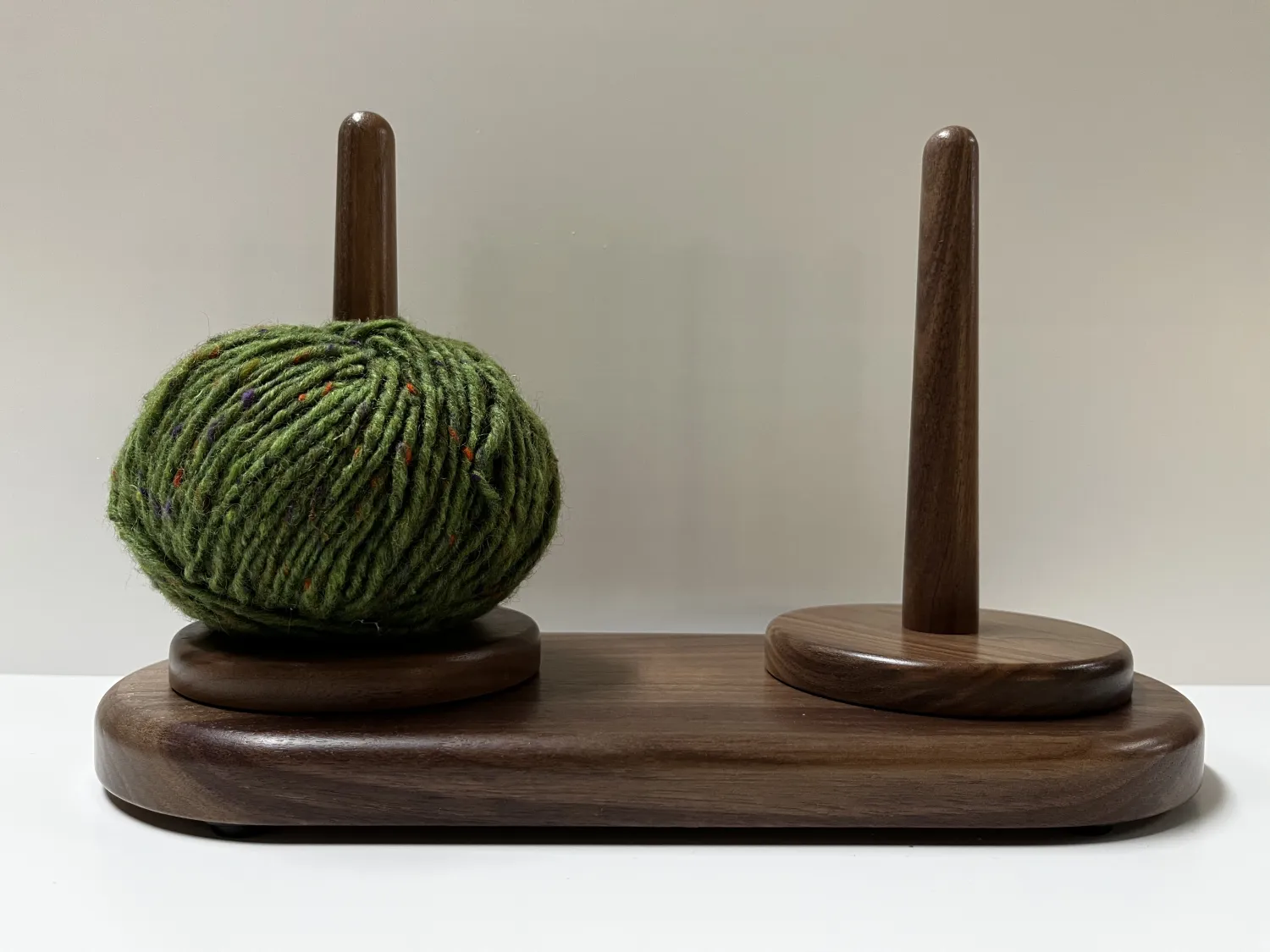 Doppel-Wollabroller-Wollspule Nussbaum - Wollabwickler aus Nussbaum mit Wolle