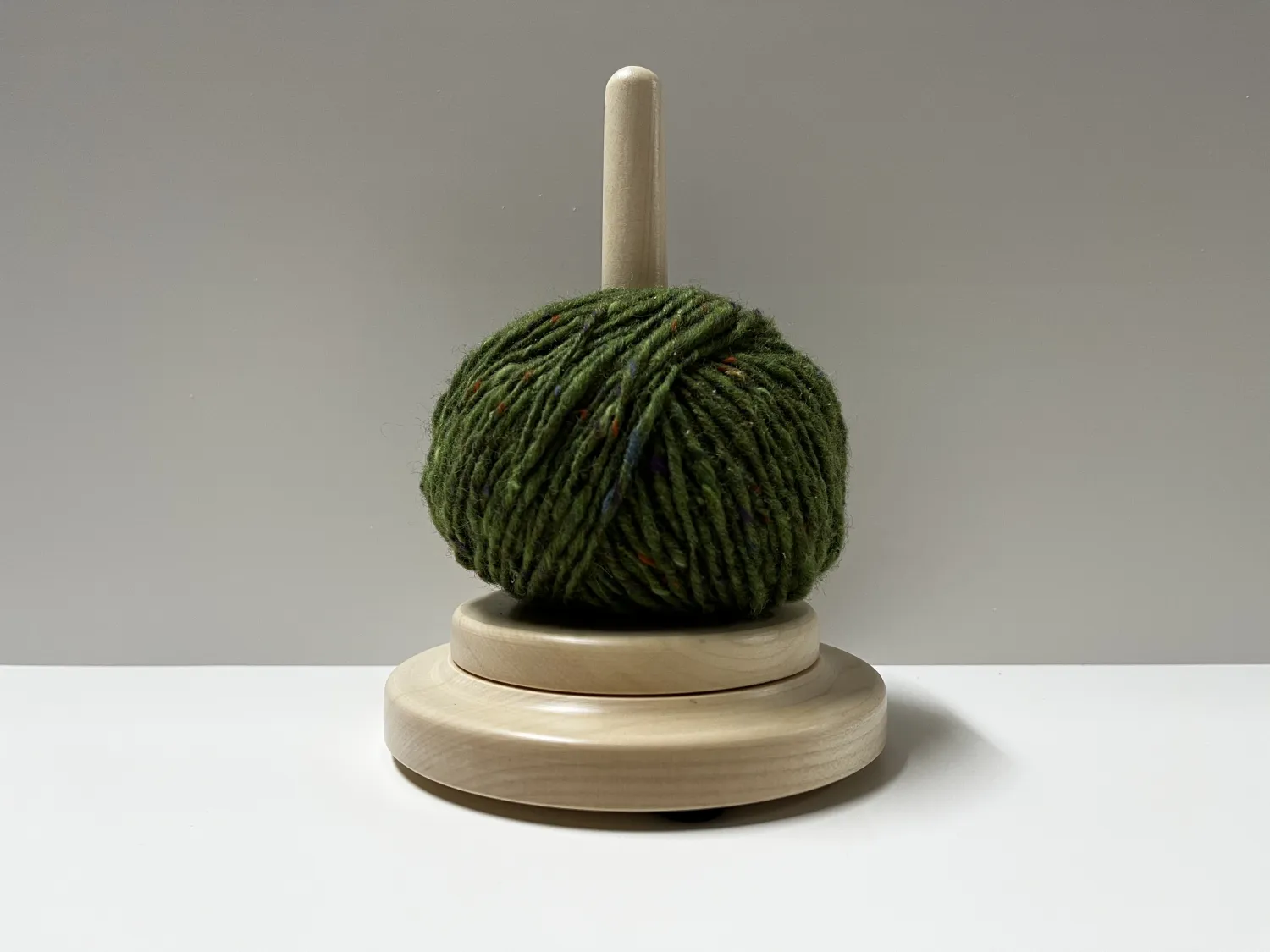 Wollabroller - Wollabwickler - Wollspule aus massivem Ahorn-Holz - Wollabwickler mit Wolle