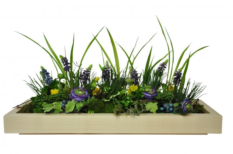 Dekoschale mit Frühlingsblumen besteckt