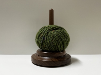 Wollabwickler aus Nussbaum mit Wolle