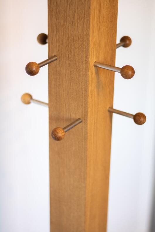 acht Aufhänger an massiver Säule aus Asteiche