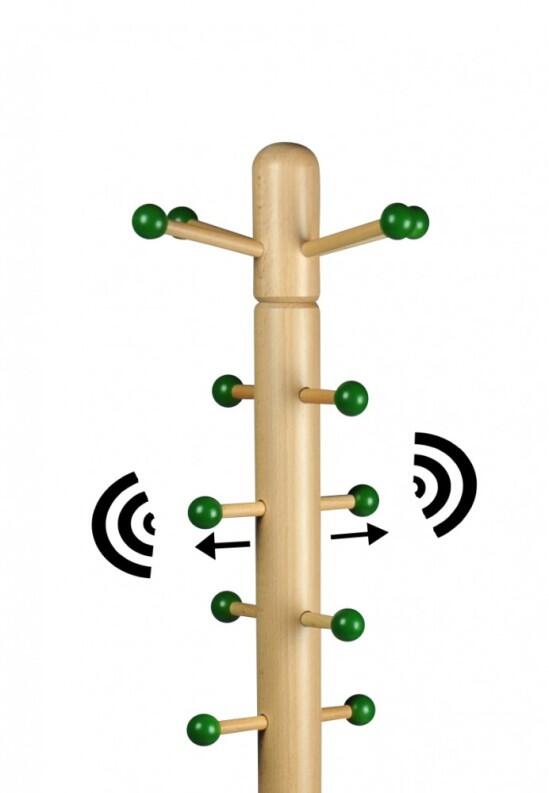 Spitze von Massivholz Kindergarderobenständer mit verschiebbaren Aufhängern und grün lackierten