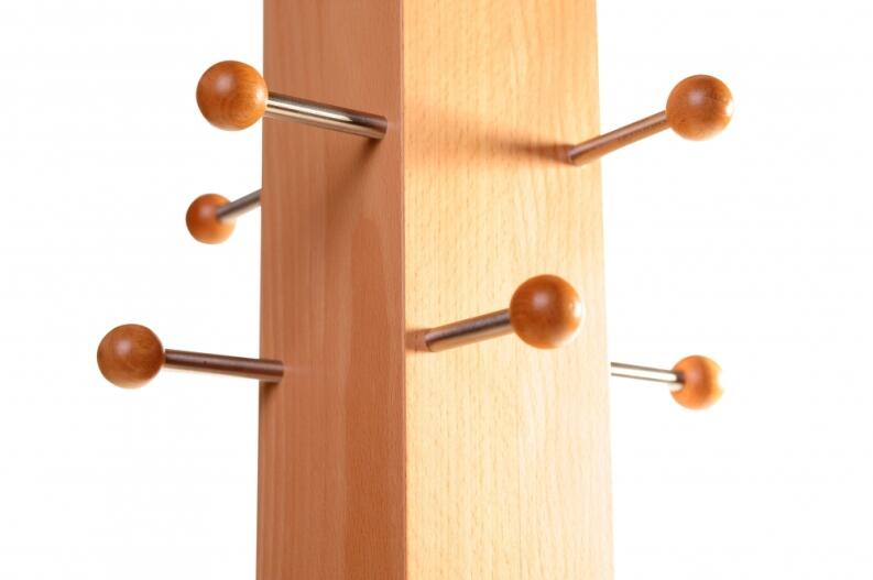 acht Aufhänger an massiver Säule von Garderobenständer aus Holz
