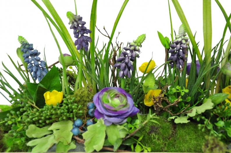 Detailansicht Dekoschale mit Frühlingsgesteck