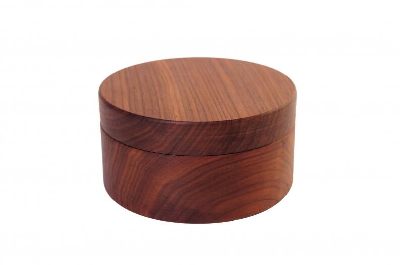 Holzdose aus Nussbaum gedrechselt