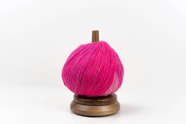 Wollabroller mit Wolle