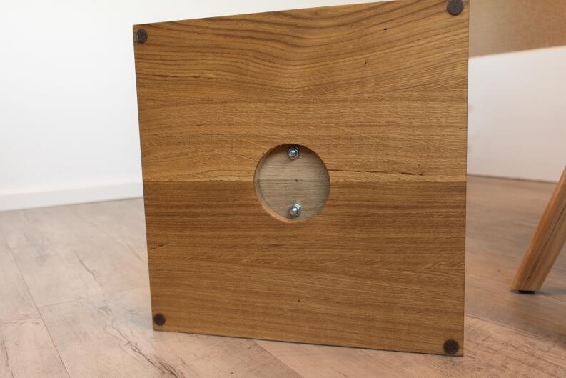 Verschraubung der Säule mit dem Standfuss