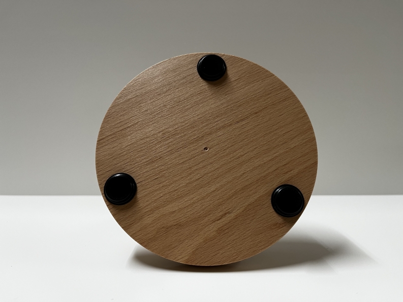 Wollabwickler mit rutschhemmenden Gummifüssen