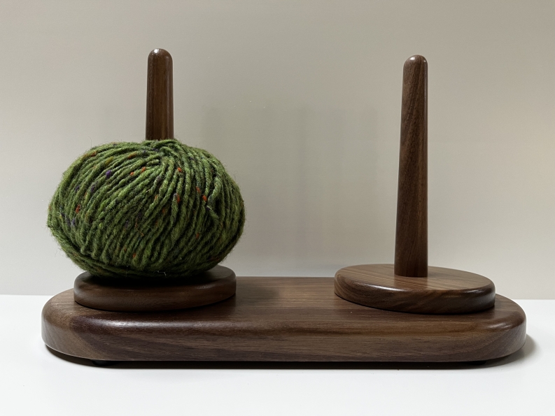 Wollabwickler aus Nussbaum mit Wolle